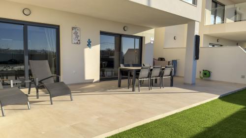 Covered terrace with outdoor dining area beside the private garden